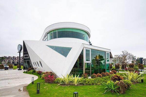 星巴克宜蘭頭城門市獨特的以「遊艇」為設計意象,從建物外觀延伸至店內。圖/星巴克提供