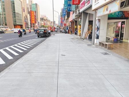 高市府工務局完成中山路兩側的實體人行道，除了讓店家恢復正常營運，也讓民眾擁有更安全的交通環境。圖／洪浩軒攝