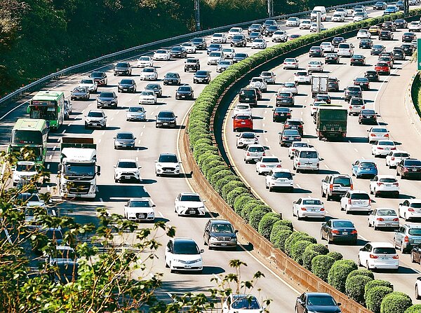 清明連假進入第三天，高公局預估今天下午將是北返車潮高峰期。 聯合報資料照片 記者林澔一／攝影
