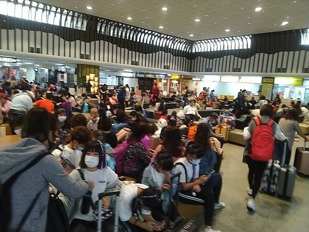 金門尚義機場3日恢復正常起降，機場到處擠滿等待的旅客。記者蔡家蓁／攝影