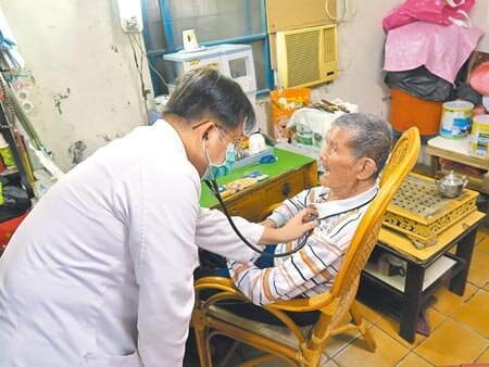 隨著醫療險投保率提高,壽險業2020年死殘醫療給付首度衝破3,000億元。圖/中時報系資料照