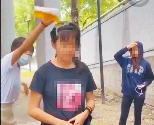 高雄鳳山先前發生高職女學生遭同學集體霸凌事件,黃男、沈男竟到霸凌事件加害人的住家外開直播,並公布地址,遭法官依違反《社會秩序維護法》,各裁罰5000元,可上訴。圖/翻攝畫面