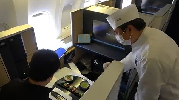 全日空3月31日推出「飛機餐廳」，讓民眾可在羽田機場停放的波音777客機內用餐，形同另類偽出國。圖／截自Twitter@FlyANA_official