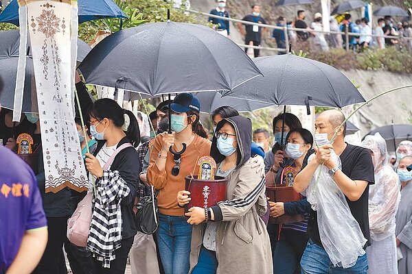 太魯閣號列車罹難者家屬3日下午手捧牌位，重返事故現場清水隧道口招魂，現場響徹家屬的哭喊聲。圖／花蓮縣政府提供