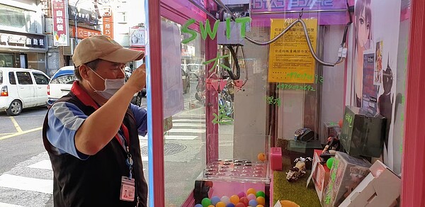 新北市經發局公布新北市自助選物販賣事業管理自治條例草案,要求夾娃娃機店距離學校100公尺以上,住宅區內晚間10點至隔天上午8點不得營業。圖/新北市經發局提供