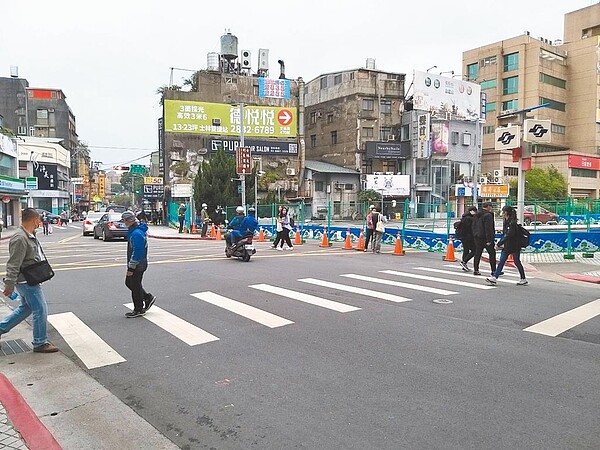 首座士林站TOD案，3月封閉周邊路段開工，北市議員張斯綱質疑，捷運站周邊道路狹窄，容易產生交通大打結。圖／台北捷運提供
