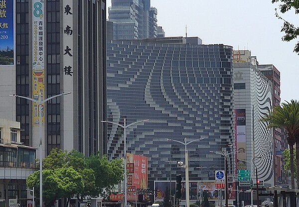 網友笑稱大樓外觀像極用手機拍電腦螢幕的「摩爾紋」。圖/截自臉書社團《路上觀察學院》