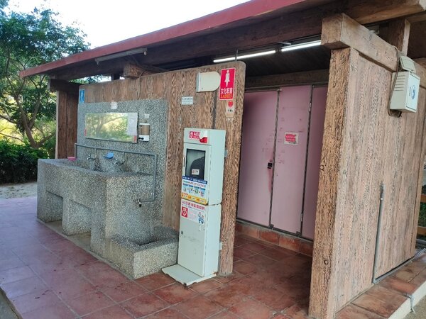 台中南寮登山步道起點公廁整修前。圖／台中市環保局提供