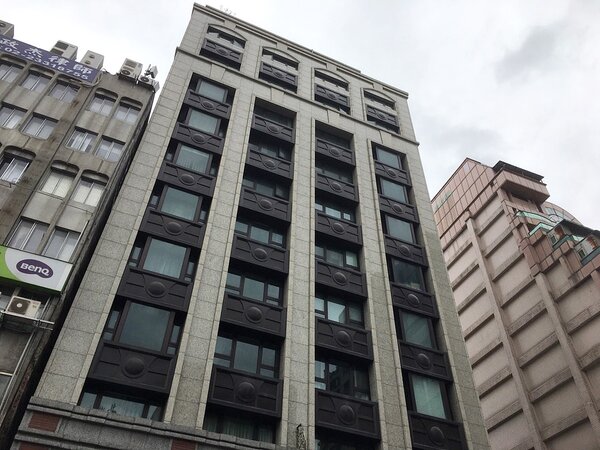 台北市博愛特區雖是精華且含金量高的地段，但一些高價宅都出現身價走跌，有屋主不到一年出售慘賠破千萬。圖／全球居