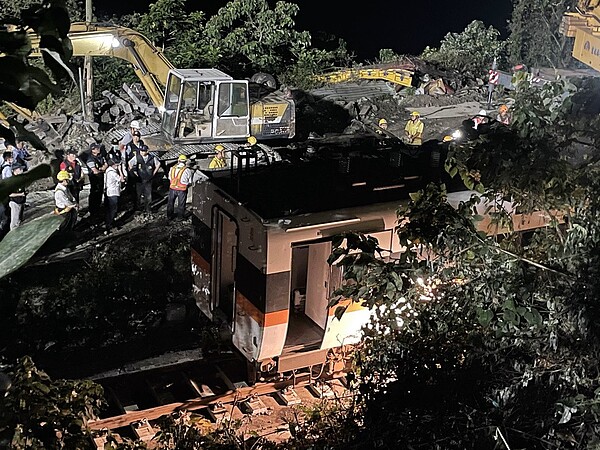 第3節車廂已被拖出隧道,人員正努力讓車輪對準軌道。圖/楊湛華攝