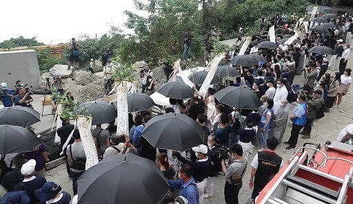 台鐵太魯閣號發生重大意外,造成51死,家屬昨赴事故現場招魂。圖/記者潘俊宏攝