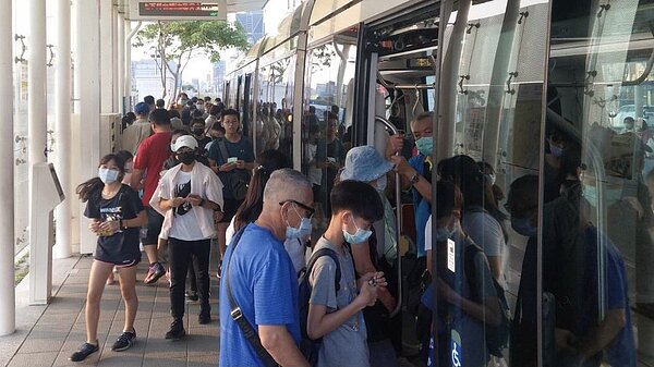 清明連假第3天,高雄捷運公司表示,連假前2天的4月2、3日,輕軌平均日運量突破2萬大關。圖/高雄捷運公司提供