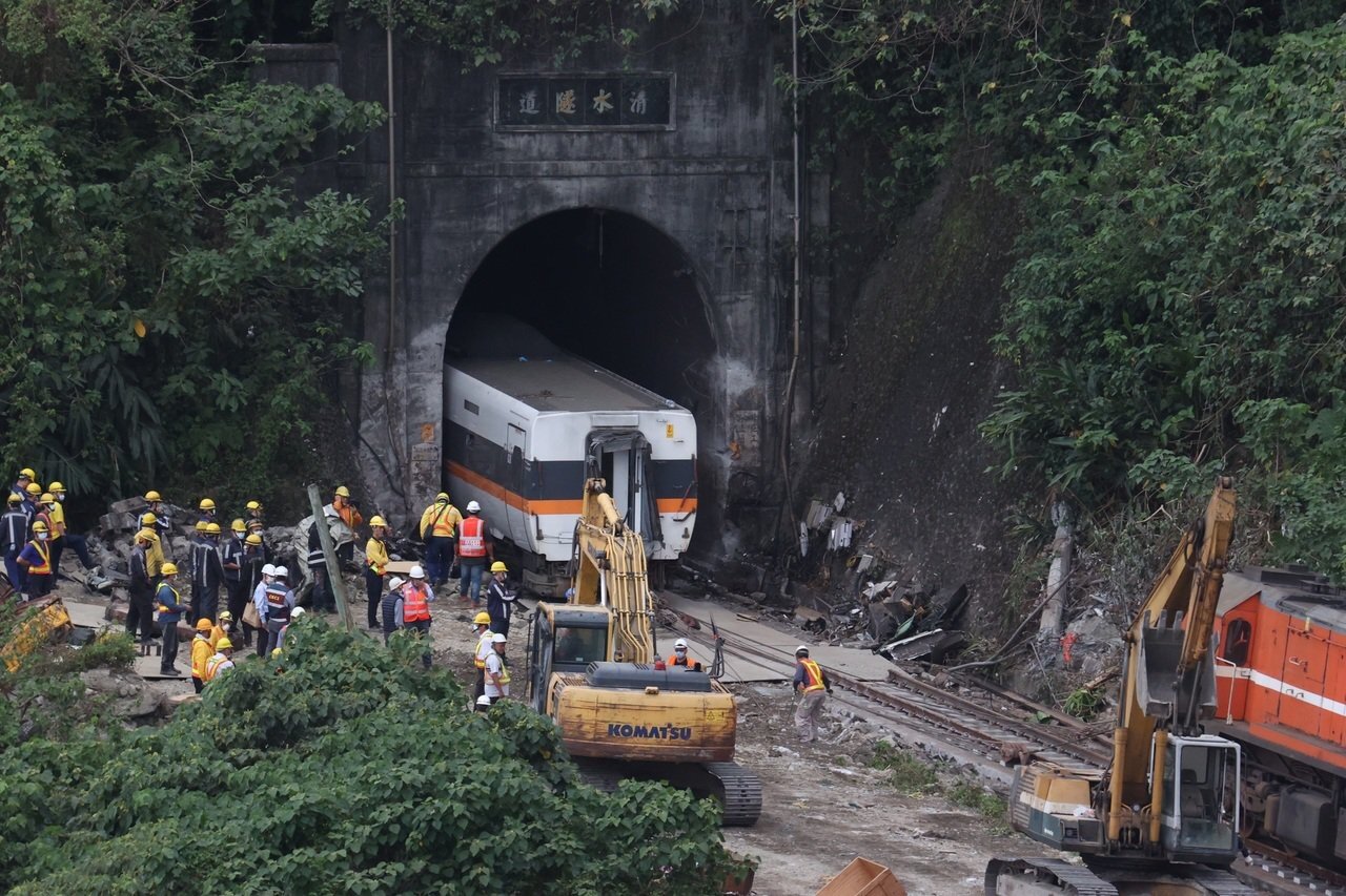 台鐵太魯閣號列車撞車,釀重大事故,精神科醫師呼籲,生還者可放慢生活步調,維持規律作息,家屬應多陪伴、傾聽。記者黃義書/攝影