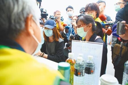 台鐵太魯閣號出軌意外,罹難的司機員袁淳修妻子與姊姊4日赴花蓮市立殯儀館,與保險公司洽談後續理賠事宜。(張立勳攝)