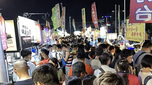 台中夜市經濟夯,不少夜市好玩、好逛,抓得住消費趨勢。圖為最新開幕的「捷運夜市」/聯合報系資料照