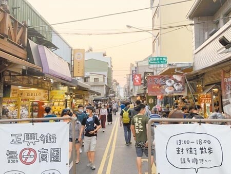 台南市國華路與正興街商圈在今年的清明連假湧現人潮。（程炳璋攝）