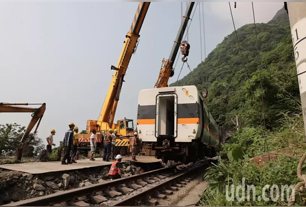 台鐵408次太魯閣號發生撞車事故。圖為工程人員陸續吊起第一、二節車廂，將車廂放回軌道中，再由其他列車拖至和仁車站。記者許正宏／攝影