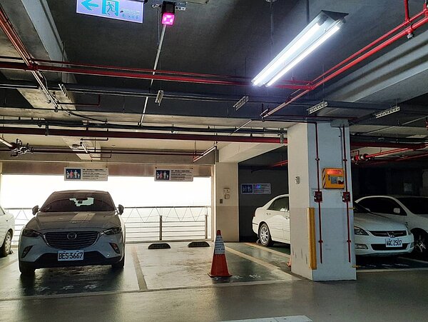 專用車格上方設置不同顏色燈號,親子車格為粉紅色。圖/台中市交通局提供