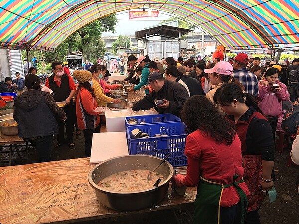 沿途點心站及齋飯區提供餐點。圖／台中市環保局提供