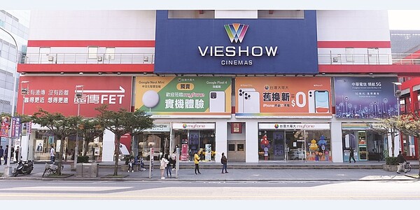 儘管台灣已進入5G時代,而申辦5G用戶累計至今亦已超過200萬,不過,電信業者針對4G資費,仍不定時「短打」價格戰,尤其在闊別半年後,近期再度祭出499雙飽,而且由電信三雄發動,動見觀瞻。圖為電信三雄信義區門市。圖/中時報系資料照