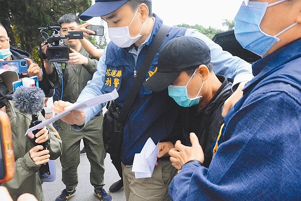 闖禍的義祥工業社負責人李義祥獲交保後,檢方抗告成功,警方4日將陳帶至法院召開羈押庭,法官裁定羈押禁見。(王志偉攝)