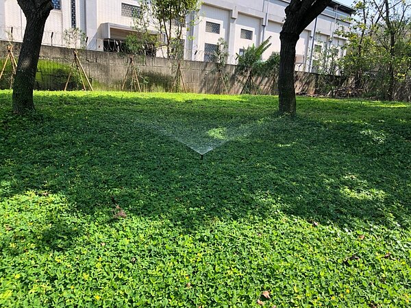 回收水進行澆灌花木。圖／台中市環保局提供