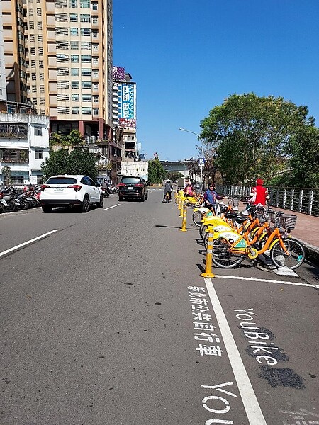 騎上微笑單車逛一圈，覽盡社區的山水悠閒。夏維鴻攝