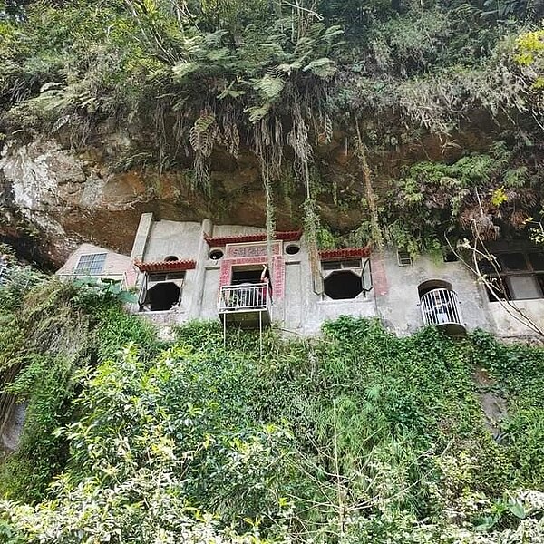 突於峭壁的小陽台垂下許多蕨類植物，襯托了宮廟的仙氣飄飄。高鳳珠攝影