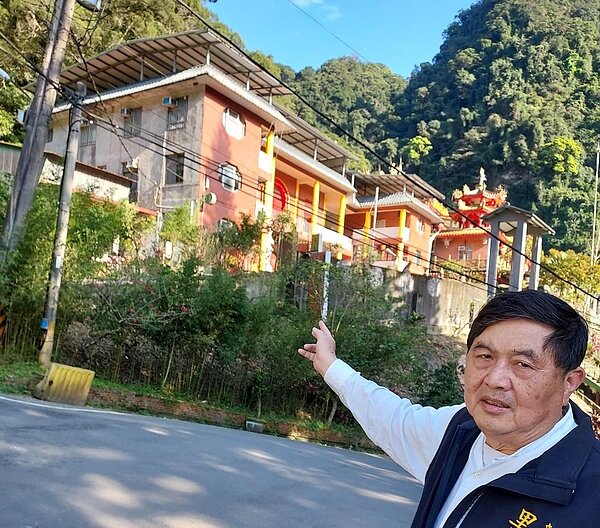 沿銀河路走30分鐘到慈善寺，一路風光明媚。高鳳珠攝影