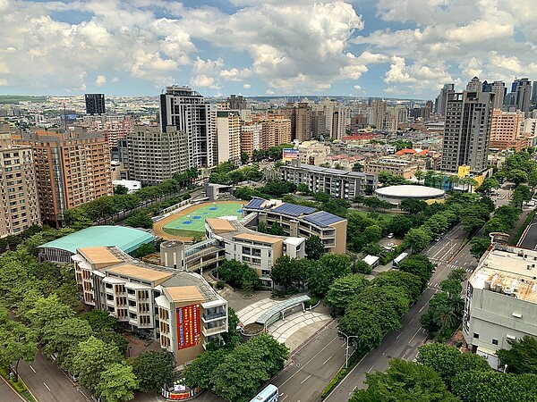 七期南側區域公園與綠地多，加上多所校區環繞，整體生活感佳與宜居環境，獲得不少高端客青睞。圖／在地業者提供
