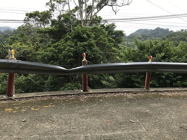 竹30線、竹32線部分路段邊坡不穩。圖/新竹縣政府提供