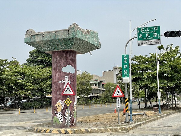 仁雄人行陸橋拆除後留下1根柱子，做為裝置藝術。記者林伯驊／攝影