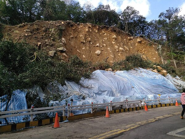 陽金公路今年農曆年連假期間發生邊坡崩坍事件,穩固改善工程預計6月中完工。圖/北市新工處提供