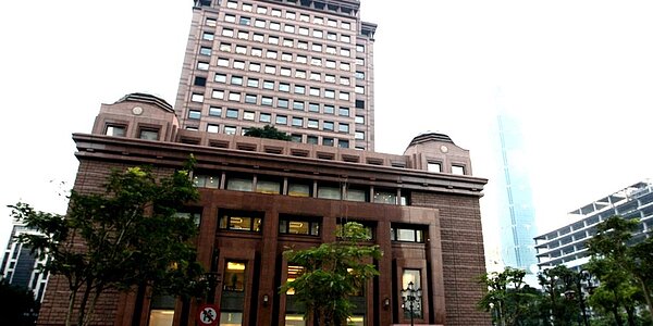 國泰人壽在信義計畫區有國泰世華銀總部大樓等三棟大樓,去年因租金增加,全年整體租金收入達106億元,稱冠壽險業。圖/中時報系資料照