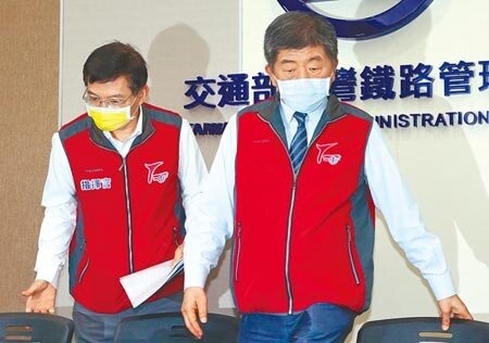 交通部次長王國材(左)和衛福部長陳時中(右)一同出席台鐵記者會,陳時中強調善款絕對不會替政府付錢。(趙雙傑攝)