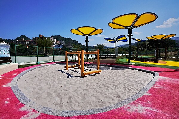 新北市碧潭風景區對岸的「渡渡口灣潭兒童遊戲場」5日完工啟用。圖/新北高灘處提供