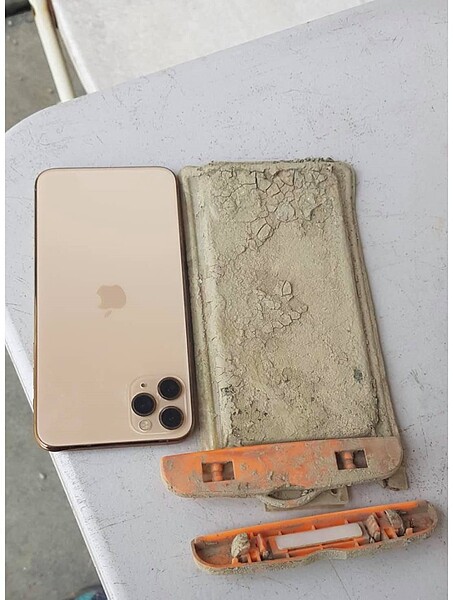 陳姓網友意外撿回掉入潭底1年的iPhone手機,超驚喜的「失而復得」經驗讓他開心po文分享。圖/翻攝自臉書社團「爆廢1公社」