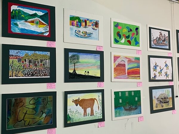 內湖區紫雲里舉辦長者畫畫成果展，展現自己所畫的作品。圖／郭思妏攝