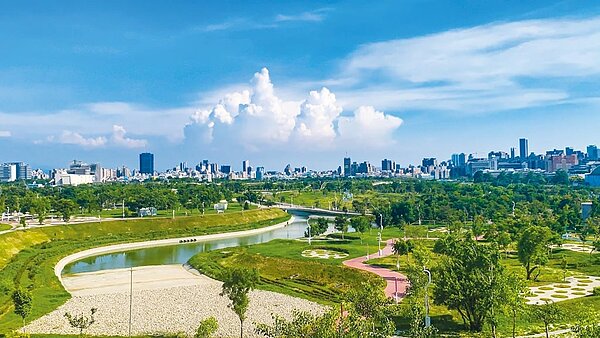 台中水湳經貿園區擁有面積廣達的中央公園，周邊未來將成為豪宅聚集區。圖／中市府提供
