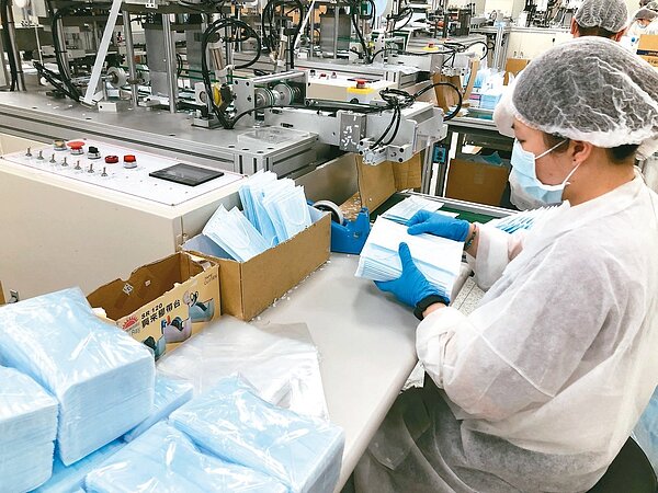 新冠疫情在國內趨緩,加上口罩供應量飽和,相關企業陸續傳出產能銳減或產線閒置情形。圖/聯合報系資料庫