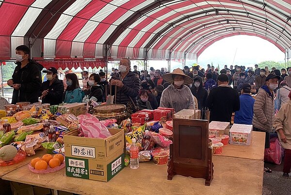 過往出門掃墓的傳統,隨著疫情影響與年輕世代思維改變,線上追思成為另類熱門選項。圖/新北市殯葬處提供