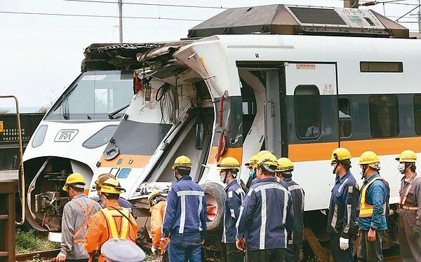 太魯閣號事故第四天，工程人員將卡在隧道的第五節車廂（前）拖出，等待運安會調查；外觀可見車廂因擠壓變形。記者余承翰／攝影