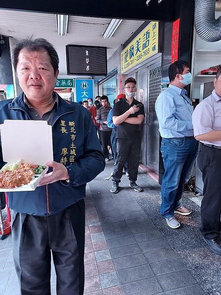 大排長龍的便當店,廖特青吃瞭幾十年。圖/陳忠賢攝影