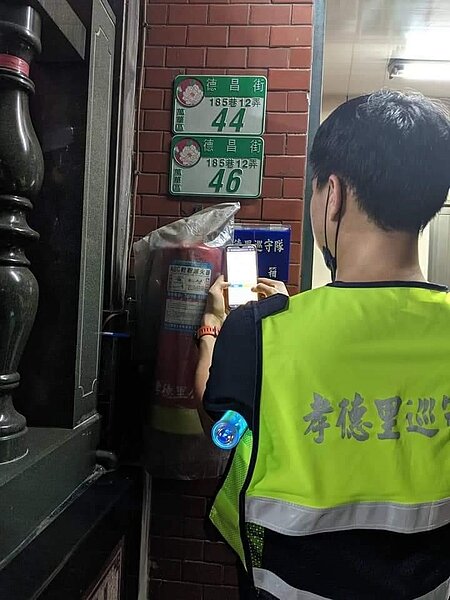 巡守隊通報，解決里民困難。圖／張建雄攝