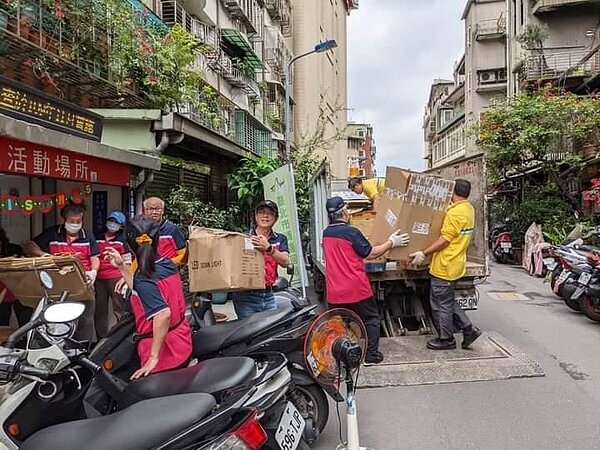 孝德里清潔日，資源回收後的盈收回贈里民。圖／張建雄攝