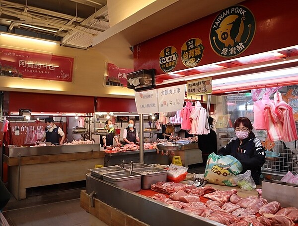 中和枋寮市場除了配合增加商品標示外,也利用疫情期間進行整體改造。圖/新北市政府提供