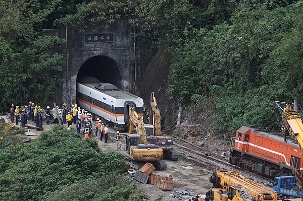 太魯閣號撞車現場持續復舊。記者黃義書／攝影 