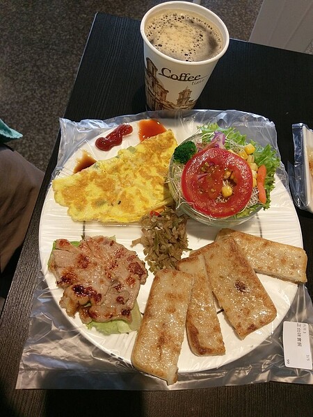 台中停水,精神科醫師沈政男今天去小吃店用餐,看到餐盤上多套了塑膠袋。圖/取自沈政男臉書