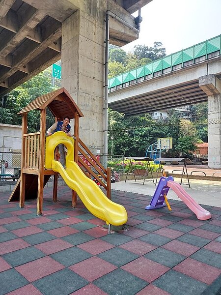 溫馨的休閒廣場,讓里民充電。圖/記者江靜芝攝影