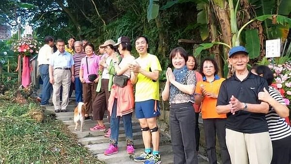 從獅頭山登山步道越過兩個山頭,往貓空走。圖/記者江靜芝攝影